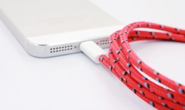 Philips представила наушники Fidelio M2L c кабелем Lightning