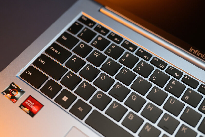 14 дюймов, градиент и адекватная цена: обзор Infinix XBOOK B14 — Клавиатура и тачпад. 2
