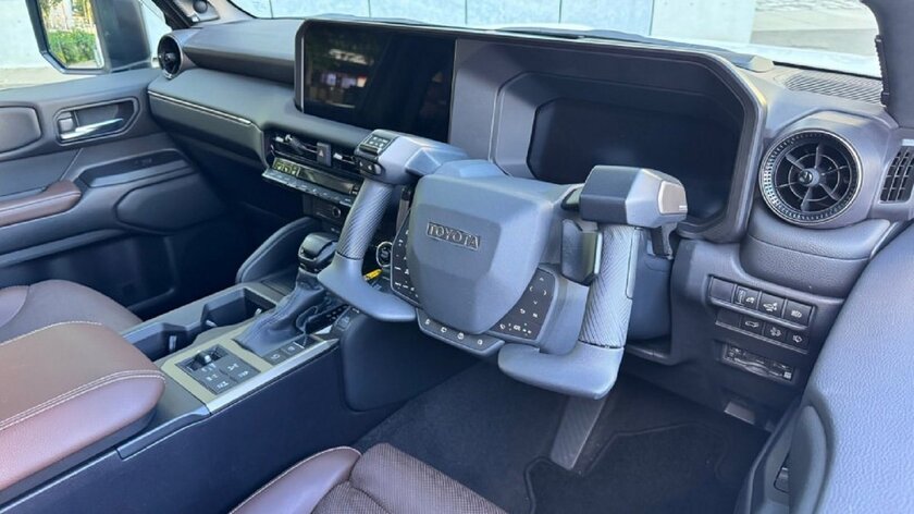 Toyota испытала Land Cruiser 250, где газ и тормоз вынесены на штурвал