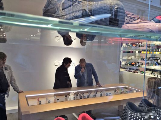 Фотографии с открытой презентации Apple Watch в бутике Colette