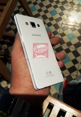 Samsung GALAXY Alpha A3 и Alpha A5: живые фотографии и технические характеристики