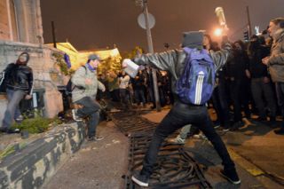 В Венгрии многотысячный митинг против введения налога на интернет закончился погромами