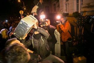 В Венгрии многотысячный митинг против введения налога на интернет закончился погромами