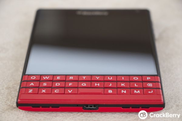 Фотогалерея: BlackBerry Passport в красном корпусе