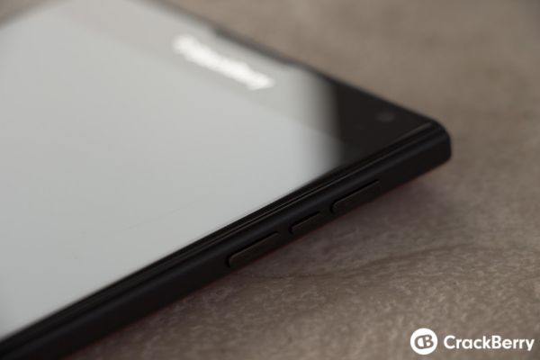 Фотогалерея: BlackBerry Passport в красном корпусе