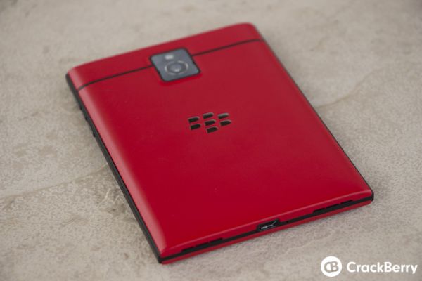 Фотогалерея: BlackBerry Passport в красном корпусе