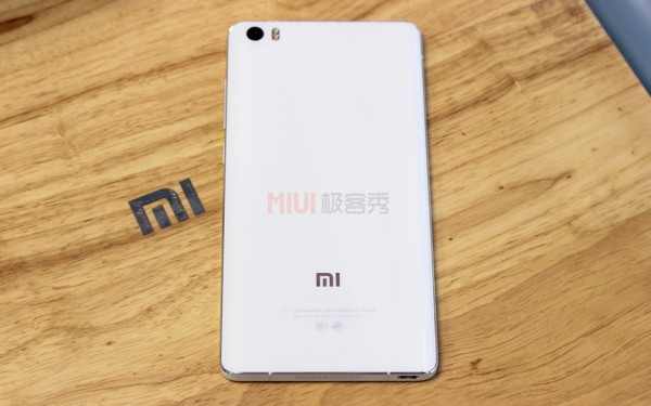 Первые живые фотографии нового флагмана Xiaomi Mi Note