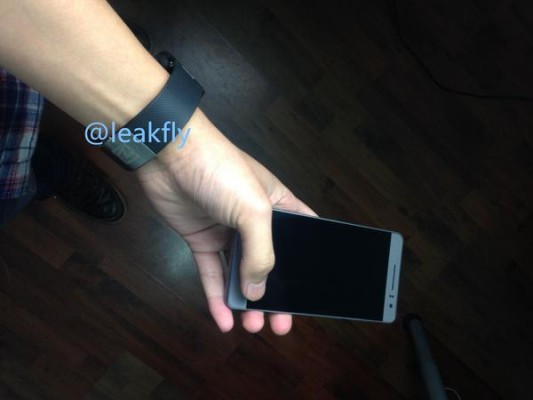 Компакт-версия фаблета Huawei Ascend Mate 7 показалась на фото