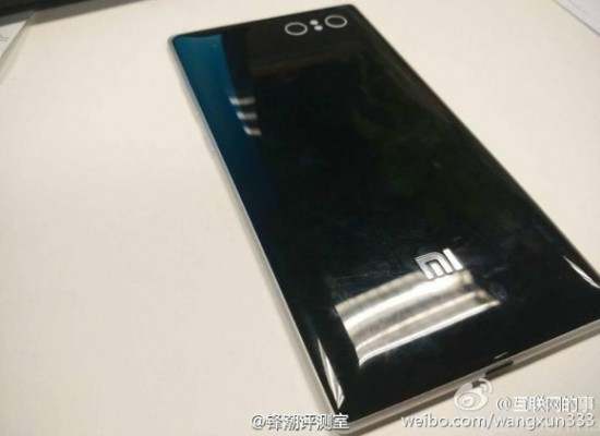 Два неизвестных смартфона от Xiaomi показались на фото
