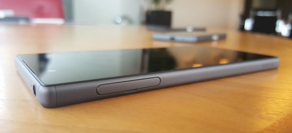 В сеть утекли фото всех трех моделей Sony Xperia Z5