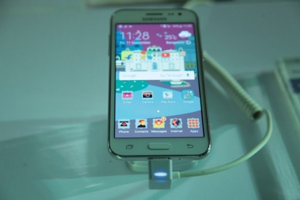 Представлен дешевый смартфон Samsung Galaxy J2 с встроенной Opera Max