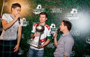 Легенда ФК «Челси» Деннис Уайз посетил чемпионат по виртуальному футболу «Кубок Лоусона»