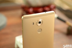 Живые фото и распаковка фаблета Huawei Mate 8