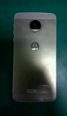 Показано фото задней поверхности Moto X (2016)