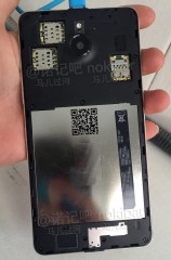 Смартфон Lumia 850 с металлическими гранями показан на фото
