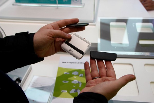 Фотоотчет команды Трешбокс.ру с выставки MWC 2016 — день первый