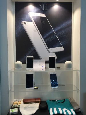 IUNI N1 на выставке Mobile World Congress