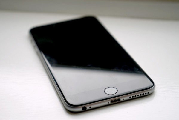 Слухи: компактный флагман от Xiaomi и увеличенный iPhone в 2017 году