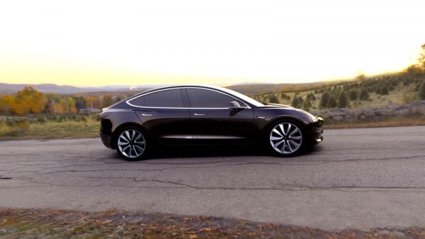 Tesla представила бюджетный электромобиль Model 3