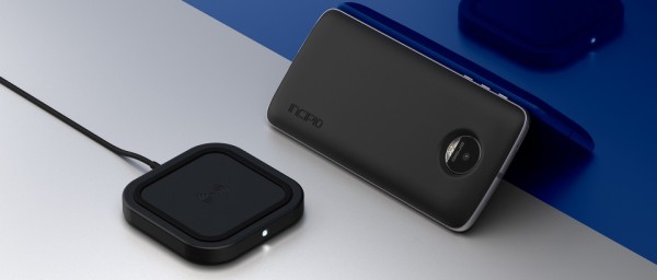 Новые флагманы Moto Z получили модульные чехлы, но потеряли разъем 3,5 мм