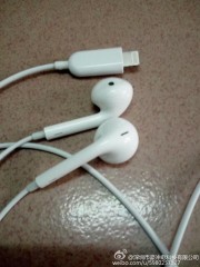 Фото: наушники Apple EarPods с коннектором Lightning