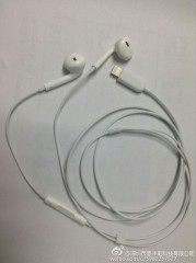 Фото: наушники Apple EarPods с коннектором Lightning