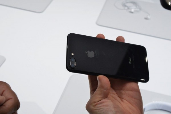iPhone 7 в цвете «черный оникс» легко царапается