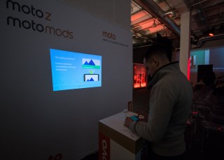 Компания Lenovo представила смартфоны семейства Moto Z со сменными модулями Moto Mods