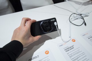 Компания Lenovo представила смартфоны семейства Moto Z со сменными модулями Moto Mods