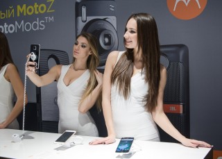 Компания Lenovo представила смартфоны семейства Moto Z со сменными модулями Moto Mods