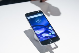 Компания Lenovo представила смартфоны семейства Moto Z со сменными модулями Moto Mods