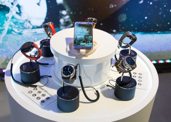 Samsung показал умные часы Gear S3