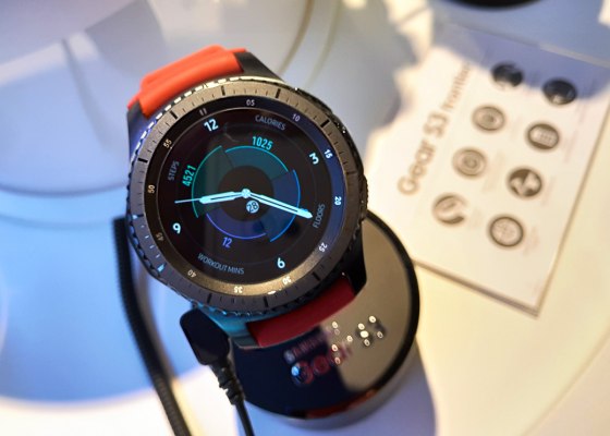 Samsung показал умные часы Gear S3