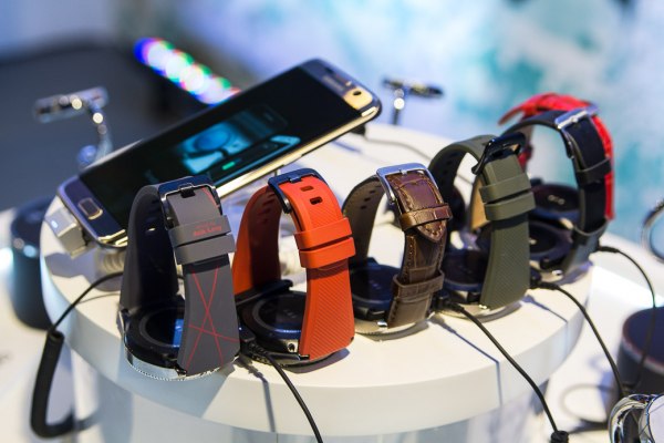 Samsung показал умные часы Gear S3