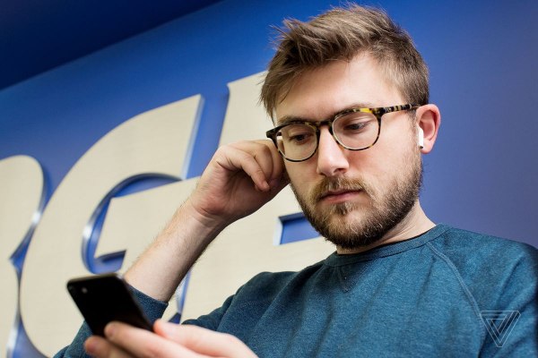 Обзор Apple Airpods: беспроводные технологии, которые восхищают и вываливаются