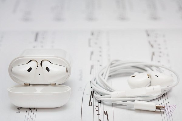 Обзор Apple Airpods: беспроводные технологии, которые восхищают и вываливаются