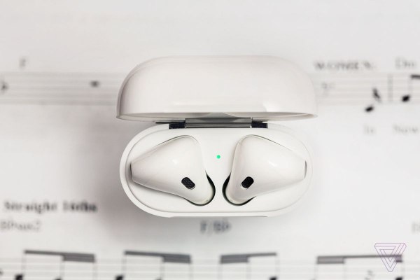 Обзор Apple Airpods: беспроводные технологии, которые восхищают и вываливаются