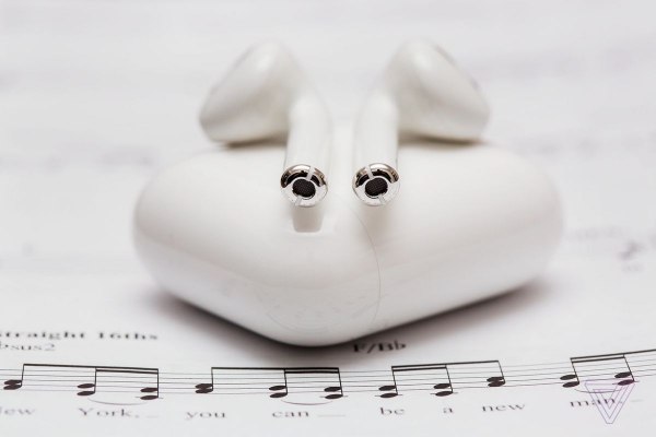 Обзор Apple Airpods: беспроводные технологии, которые восхищают и вываливаются