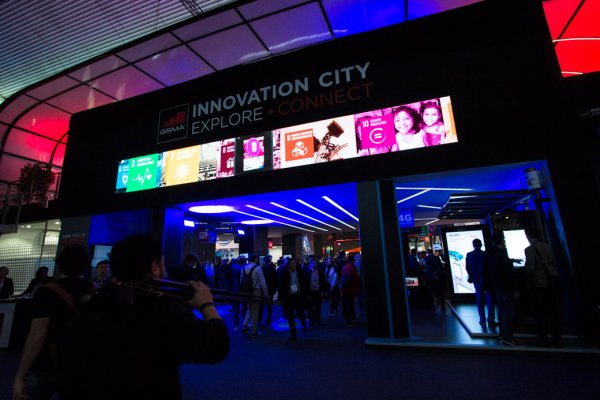 Фотоотчёт с MWC 2017: 5G, OPPO, Qualcomm, роботы и развлечения