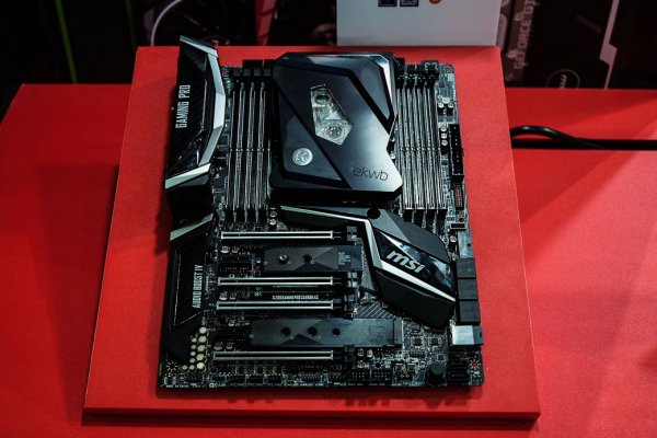 Фото: первые материнские платы на чипсете Intel X299