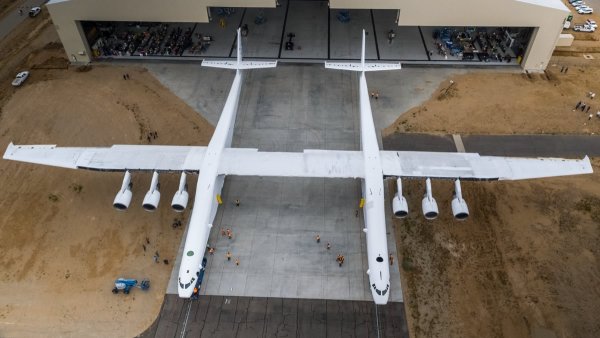 Самолет-ракетоноситель Stratolaunch показался во всей красе