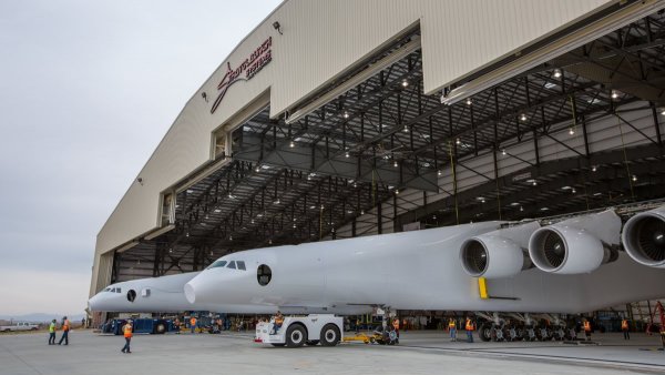 Самолет-ракетоноситель Stratolaunch показался во всей красе
