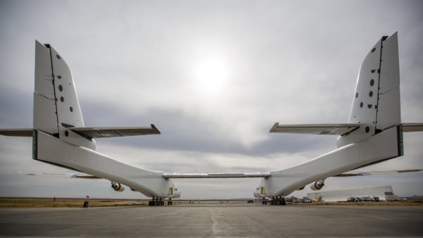 Самолет-ракетоноситель Stratolaunch показался во всей красе