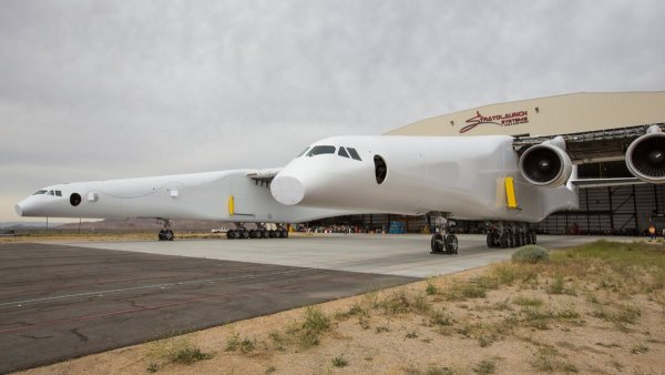 Самолет-ракетоноситель Stratolaunch показался во всей красе