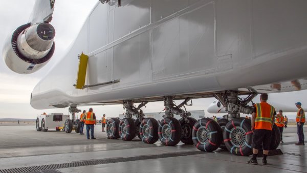 Самолет-ракетоноситель Stratolaunch показался во всей красе