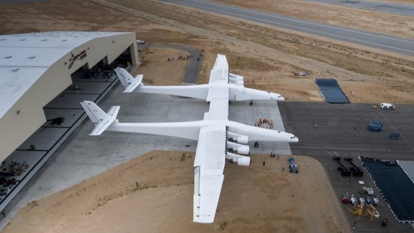 Самолет-ракетоноситель Stratolaunch показался во всей красе