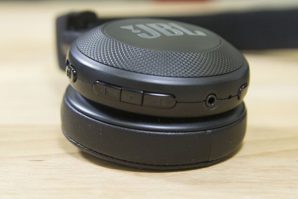Обзор Bluetooth-наушников JBL E45BT — Органы управления и функционал. 1