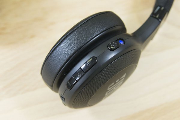 Обзор Bluetooth-наушников JBL E45BT — Органы управления и функционал. 4
