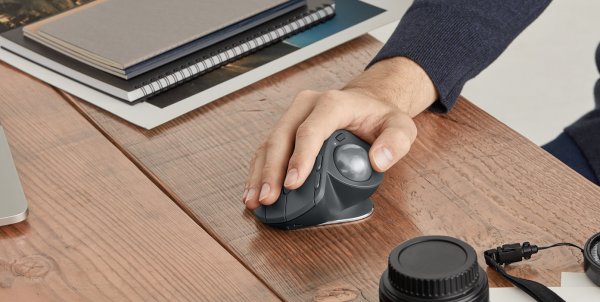 Logitech представила беспроводную мышь со встроенным трекболом