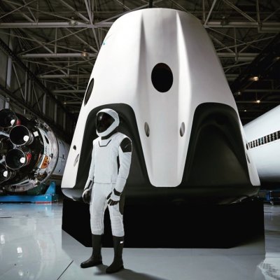 Вот как выглядит скафандр SpaceX в полный рост